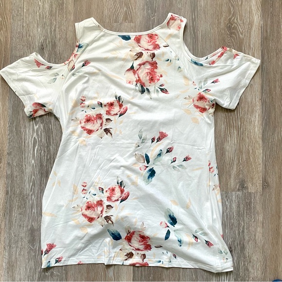 NWOT Cold shoulder floral knot front top - Picture 6 of 8